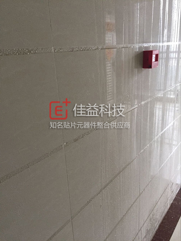 回南天，墻面布滿水珠
